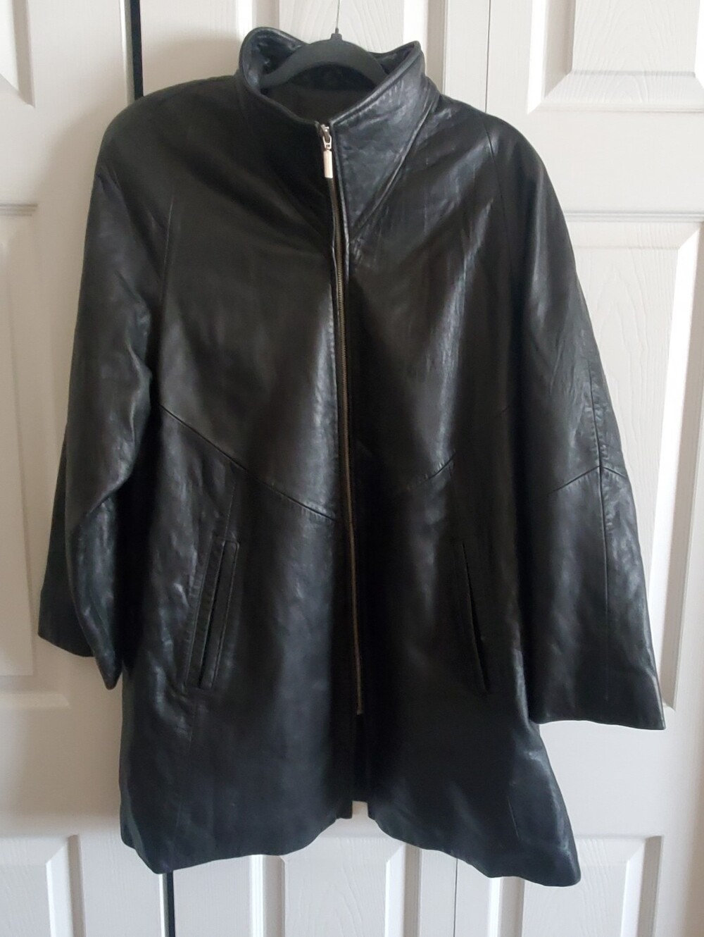 LORD & TAYLOR LARGE LONG. VINTAGE BLACK LAMBSKIN SOFT BUTTERY LEATHER JACKET.